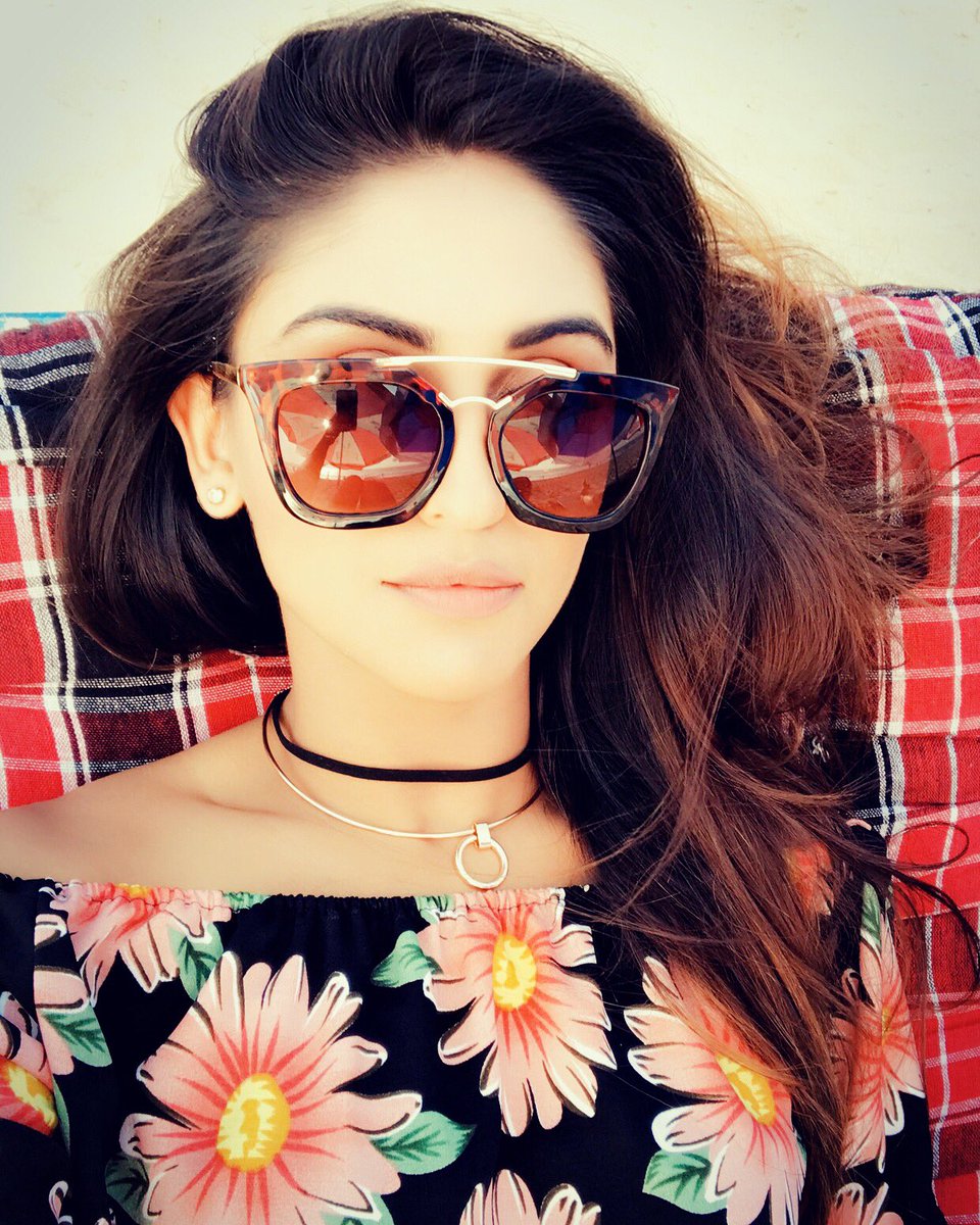 krystledsouza's tweet photo. Like a Flower Reaching Out , Reaching For The Sun ! ☀️🌊 #beachlife https://t.co/iksYqOWGBM