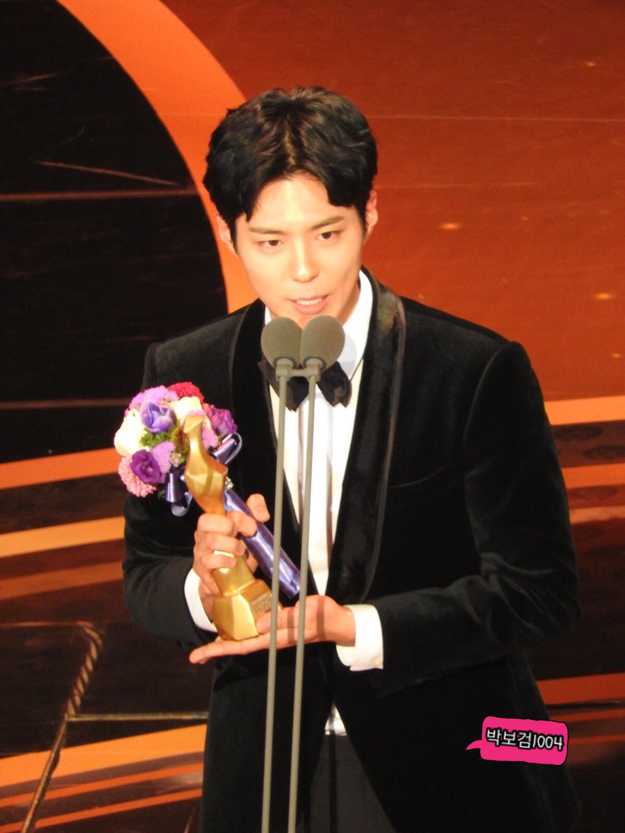 BOGUMMY1004's tweet photo. 161231 KBS 연기대상 #ParkBoGum #박보검 축하해요.👏👍 https://t.co/0W7ndqs2YF