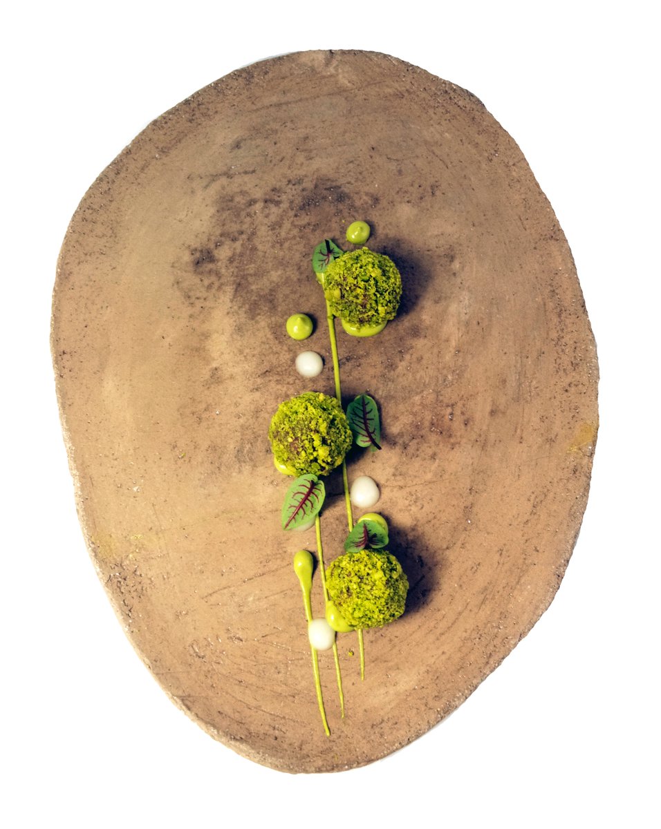 AGilmozzi's tweet photo. Crudità di cervo, polpa di riccio di mare, pistacchio do Bronte e olio di cardo 2017 #AlessandroGilmozzi #ADG #ElMolin #Cavalese https://t.co/YZuVAsSd2a