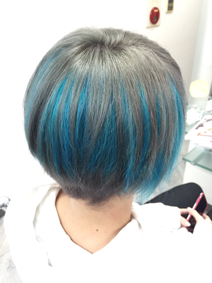 ストロベリーロックス 赤羽カラー専門店 本日のヘアカラー シルバーと水色カラー メッシュっぽく見えるけど色を入れてさらに色を入れるのってホイルワークは結構面倒だからスライシングのミルフィーユカラーでそれっぽく見えるように染めたよ 今年も