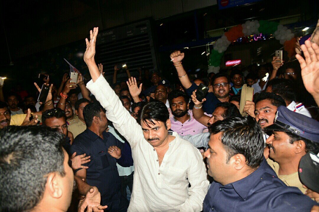 mediamaneuver's tweet photo. HD clicks of Kalyan garu at vizag airport #ఉద్దానంకోసంజనసేన https://t.co/HnZIvvLKJ1