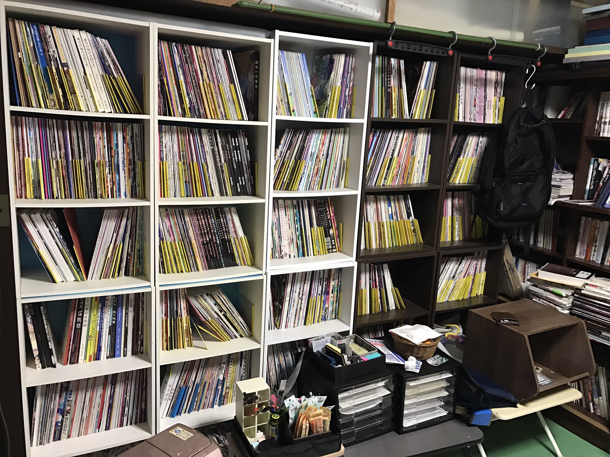 تويتر うらんふ على تويتر こんな部屋でも引かないよって人rt 壁一面の本棚の中にはサークル毎に整理された同人誌がずらり5000冊 まるでプチ同人ショップ フィギュアコーナーには咲夜さんと可愛い魔理沙 物理 コタツの上にパソコン2台 壁紙は咲夜さん 東方