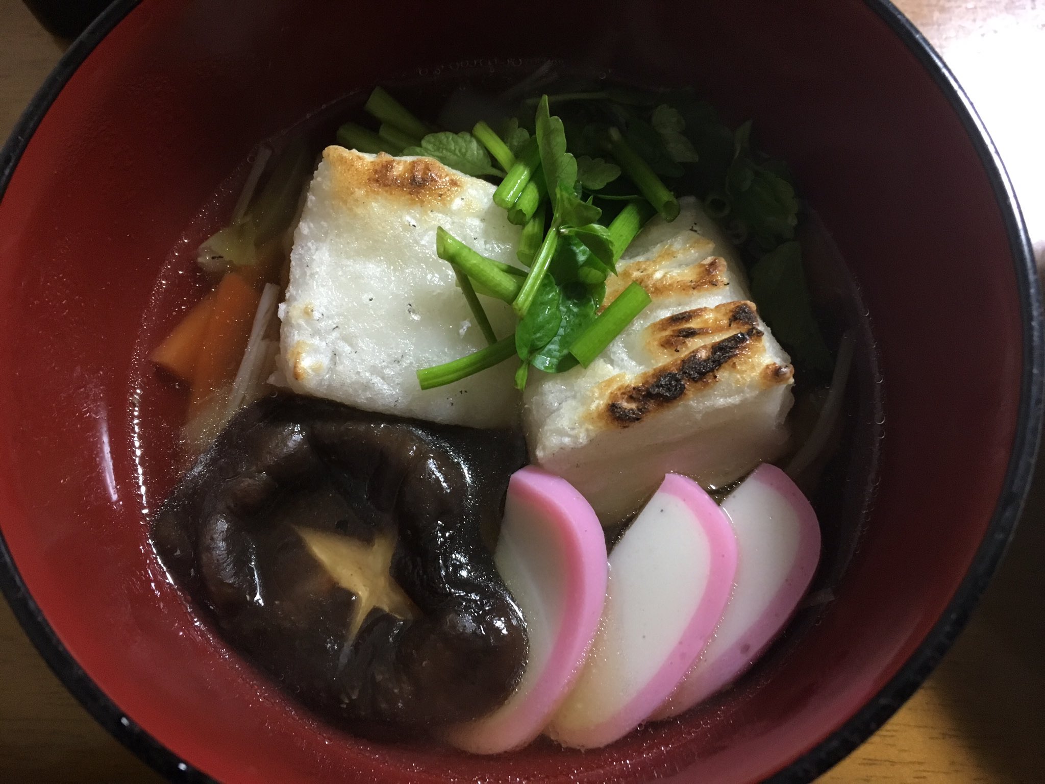 トパよめ 撮影用にかしこまって盛りつけた雑煮 昨夜amazonプライムで孤独のグルメ 両国のちゃんこ 観たのでそれにならって鶏ソップ風味に ゆく汁くる汁 T Co Dmprr748rl Twitter