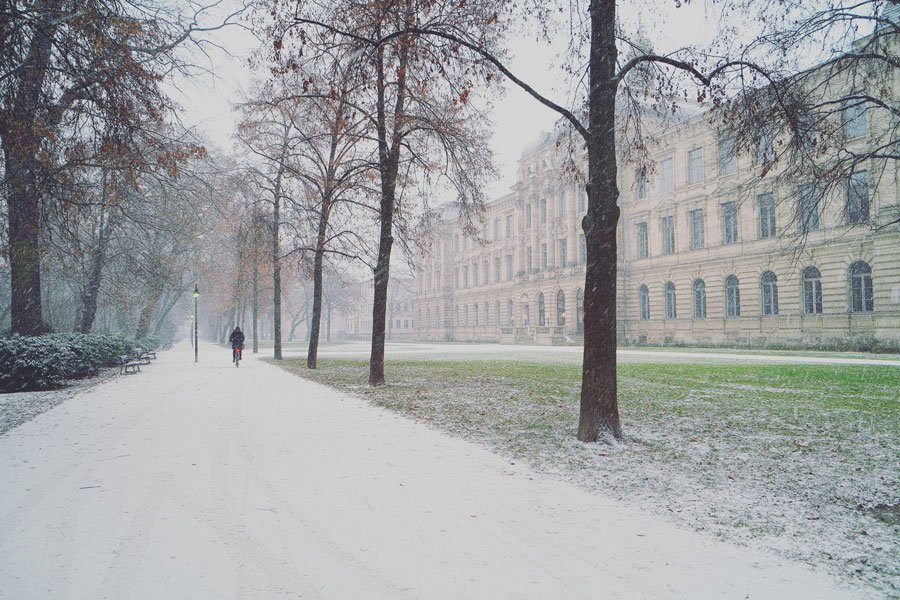 FAU_Germany's tweet photo. The first snow of the year! 😀❄️☃️ #Erlangen is slowly turning into a #WinterWonderland #FAU #firstsnow #FirstSnowMoment https://t.co/ZhXwMHrBk3