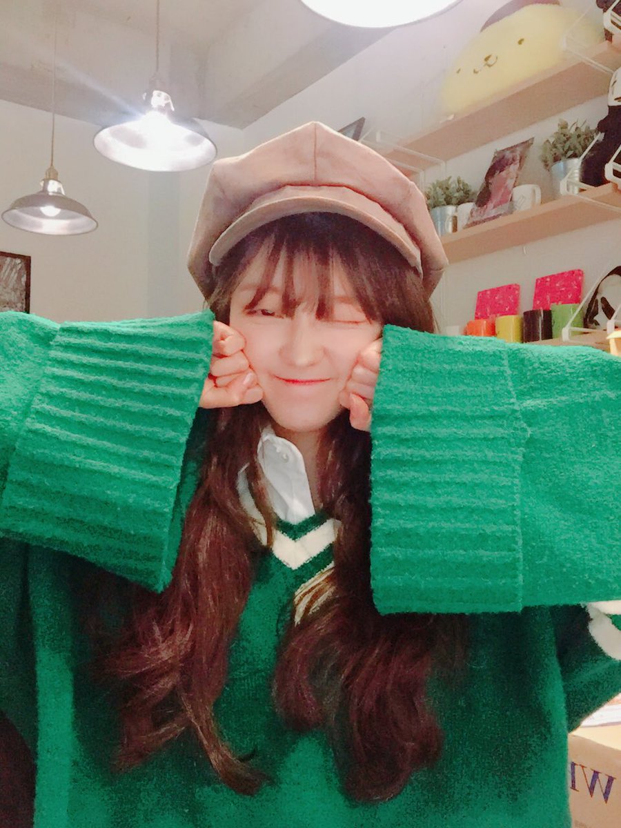 WM_OHMYGIRL's tweet photo. #오마이걸 #샤샤 #일상 #빵모자 https://t.co/HERWVBfYL8