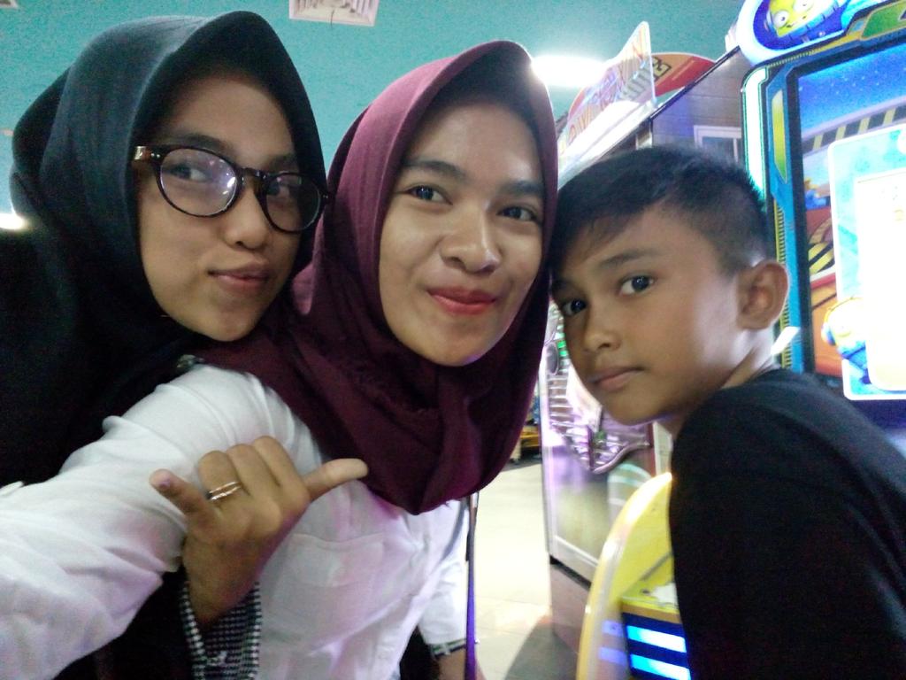 dhhea_'s tweet photo. Tujuan kita bertiga hanya membahagiakan satu satunya orang tua ku yaitu mamah,  tunggu kita sukses ya mah https://t.co/H8vqJ7X08V