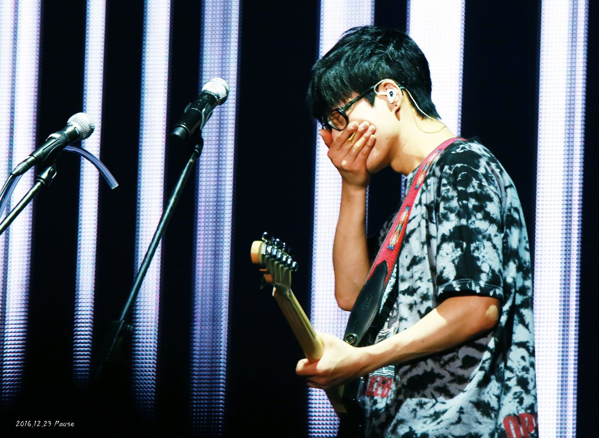 하현우의_감성
(메스꺼움아님) (역겨움아님)

i.imgur.com/M3gaeSZ.jpg
i.imgur.com/TZmolDr.jpg

#국카스텐 #하현우
20161223 국카스텐 대전 콘서트