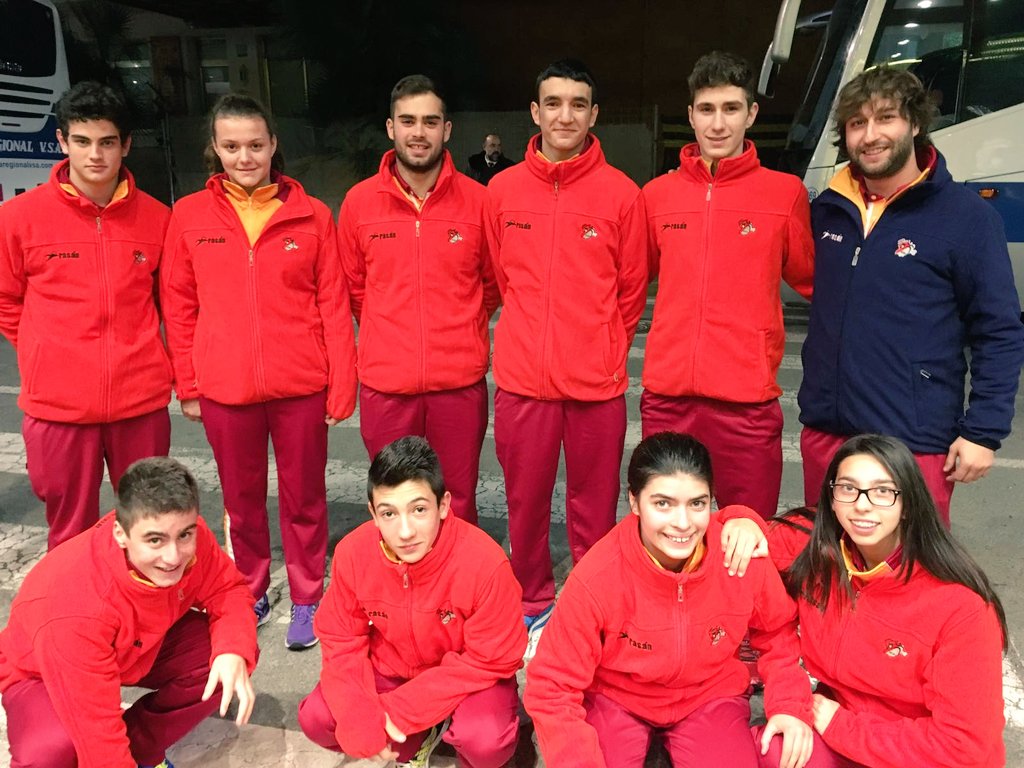 BalonmanoNava's tweet photo. Est@s son nuestr@s Naver@s participantes en el Campeonato de España de Selecciones 2017. Suerte y a por todas! 💪💪💪 #CDEBlanes2017 https://t.co/ydw6zprV23
