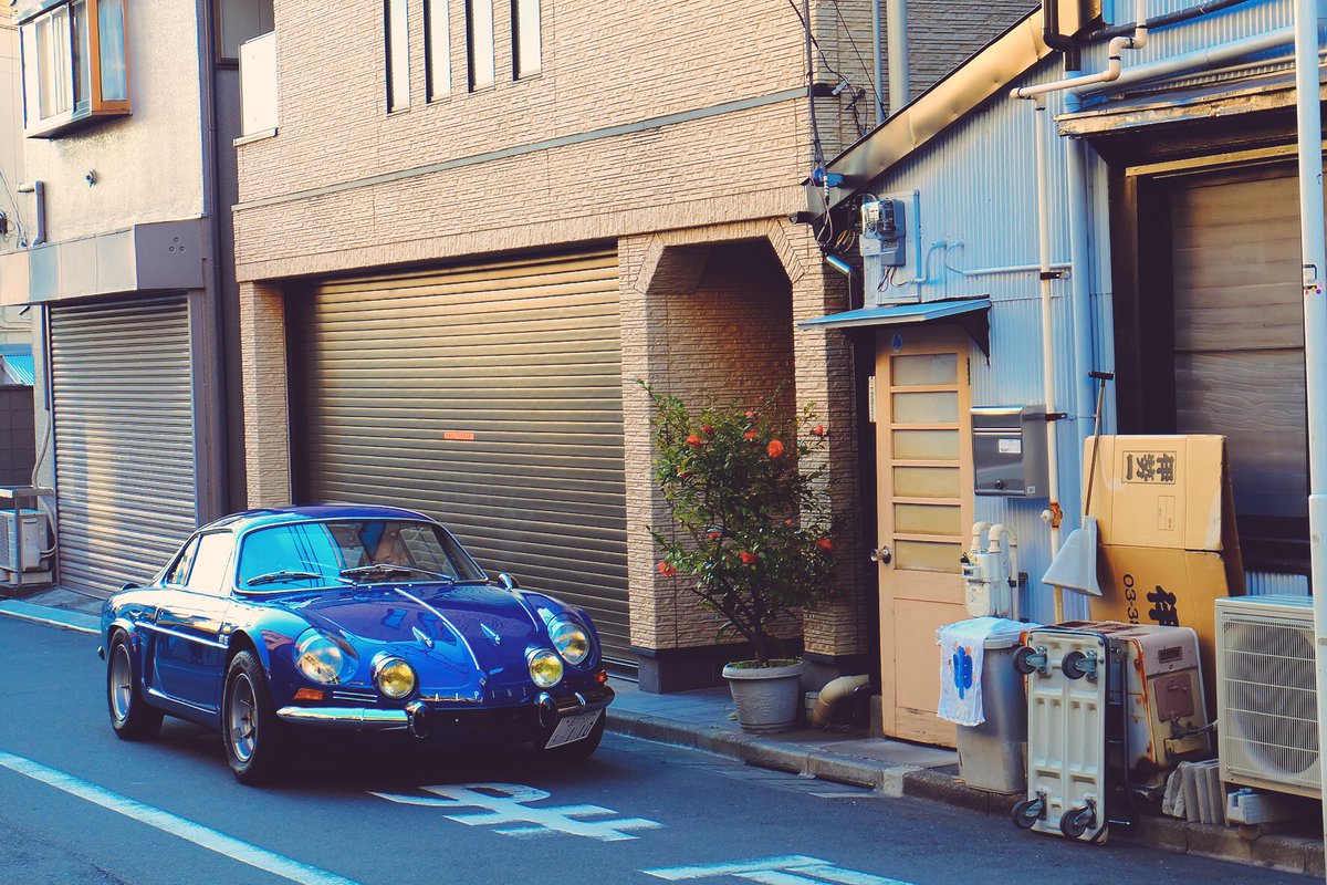 bknb_mk62's tweet photo. 千駄木カッチョいい車いっぱい走ってた☺︎ https://t.co/d6J6eR68Yt