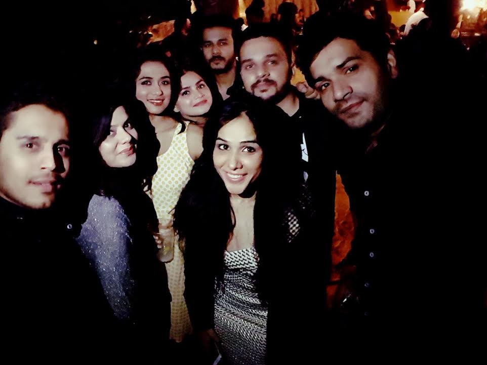 JustShowbiz's tweet photo. When Mrunal, Jay, Kunal and Prerna bonded in Goa!
https://t.co/9CGNoQtGTU @mrunal4319 @prernawanvari #KunalThakkur @mejaysoni https://t.co/YniC4DBFzR