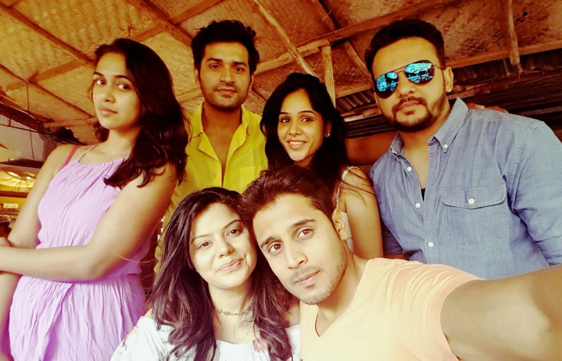 JustShowbiz's tweet photo. When Mrunal, Jay, Kunal and Prerna bonded in Goa!
https://t.co/9CGNoQtGTU @mrunal4319 @prernawanvari #KunalThakkur @mejaysoni https://t.co/YniC4DBFzR