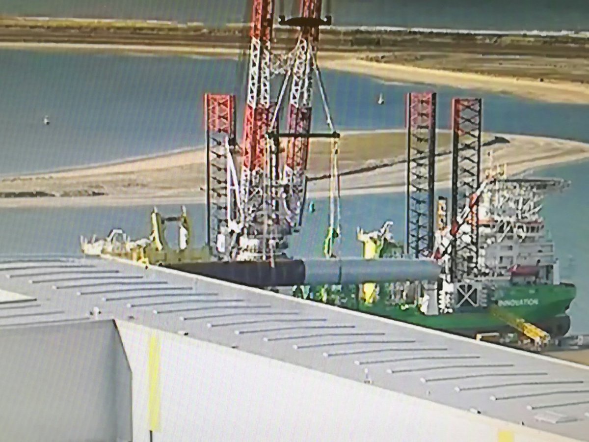 rtienus's tweet photo. @De_Havenmeester Daar gaat de eerste paal!! #sifgroup #maasvlakte #webcam https://t.co/PewtwRhNic