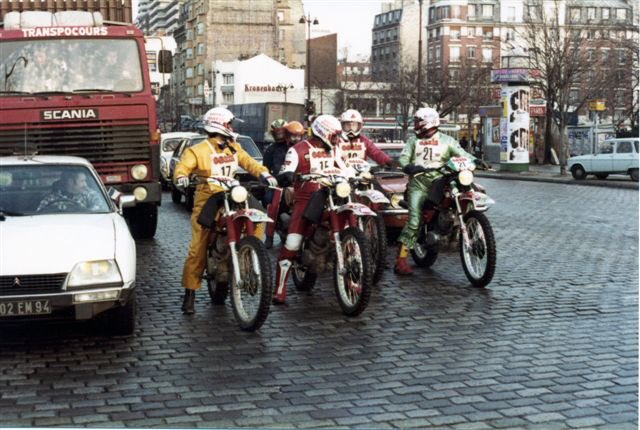 SylvereLeger's tweet photo. Le premier #Paris-Dakar passe Porte d'Italie le 26 décembre 1978. Sur la 3eme photo, une des 504 de l'#AMSAM (n 183) https://t.co/p7yyTY10T3