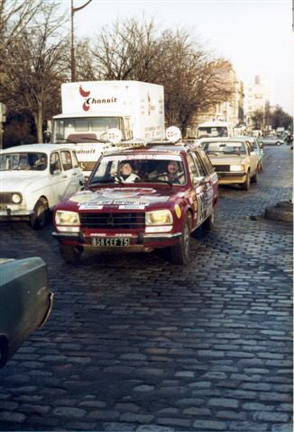 SylvereLeger's tweet photo. Le premier #Paris-Dakar passe Porte d'Italie le 26 décembre 1978. Sur la 3eme photo, une des 504 de l'#AMSAM (n 183) https://t.co/p7yyTY10T3