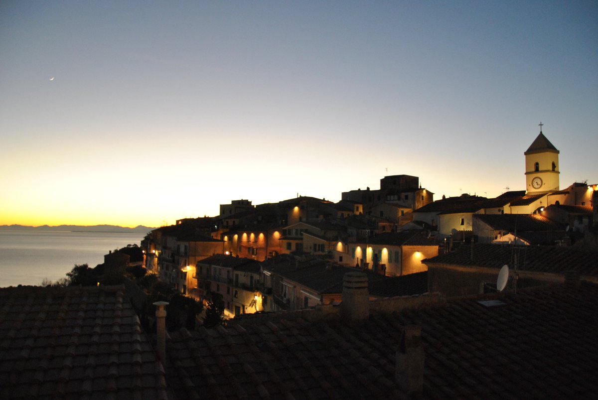 VacanzeElba's tweet photo. #tramonti mozzafiato, #passeggiate, #bagno del primo dell'anno.. e #Capoliveri più bella che mai. #capodanno all'#Isoladelba!
#buonanno! https://t.co/fdcB21wIYW