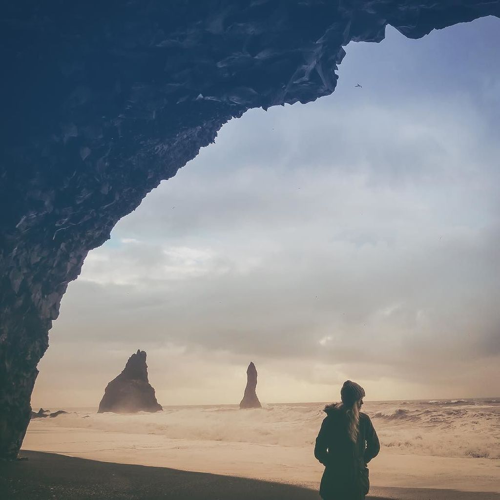 Cave exploring 🏋️‍♀️
.
.
.
.
.
.
.
.
.
.
#beach  #sand #igiceland #igersiceland #inspiredb… ift.tt/2hGZN1v