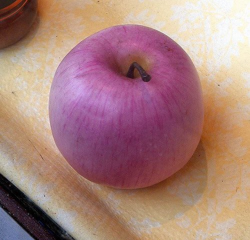 wacke's tweet photo. This is the rare purple apple. RT to have luck all throughout 2017 https://t.co/e4J79Xnznn