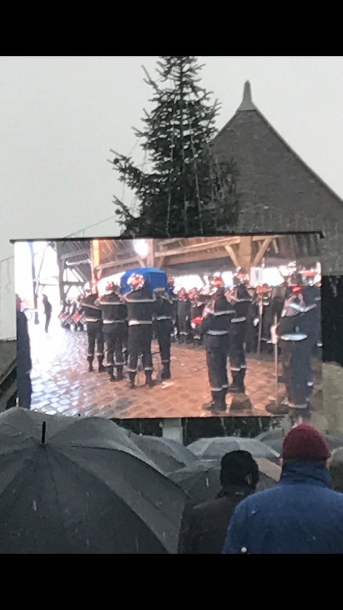 amplitudeevent's tweet photo. Milly-la-Forêt : dernier hommage ce lundi au lieutenant Pascal Hodeau https://t.co/PnlI5bGqig