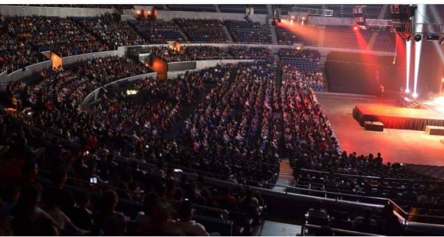 KristefBrothers's tweet photo. our office today. Last show here in the Philippines. Mahal namin kayo manila!!! #arenatour #circus #handbalancing #championstyle #giglife https://t.co/ksVeWRj5Wz