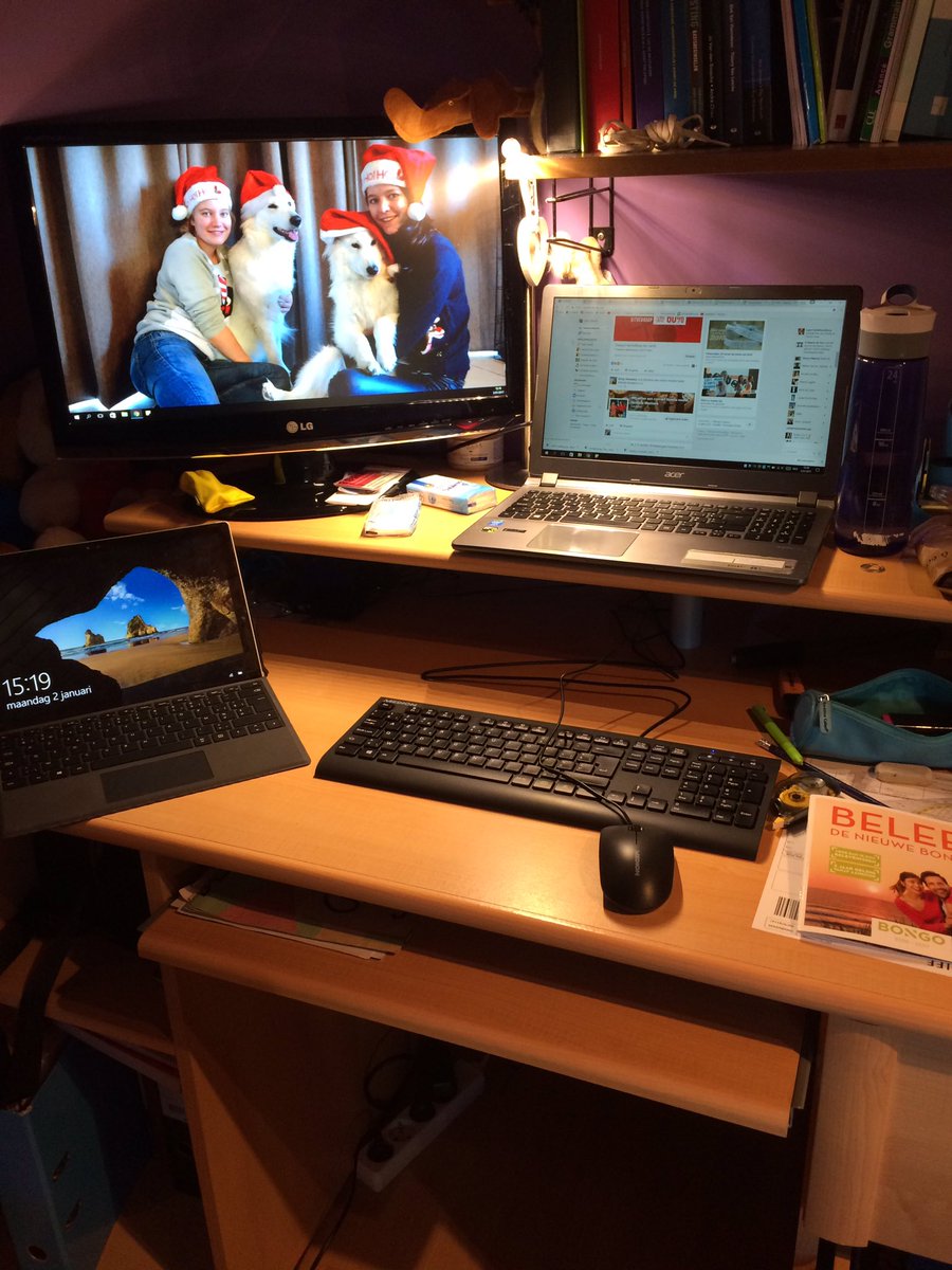 cindyflmn's tweet photo. Nee hoor ik heb geen afleiding op me kamer #2laptops #1extracomputerscherm https://t.co/NXTbtfnvoZ