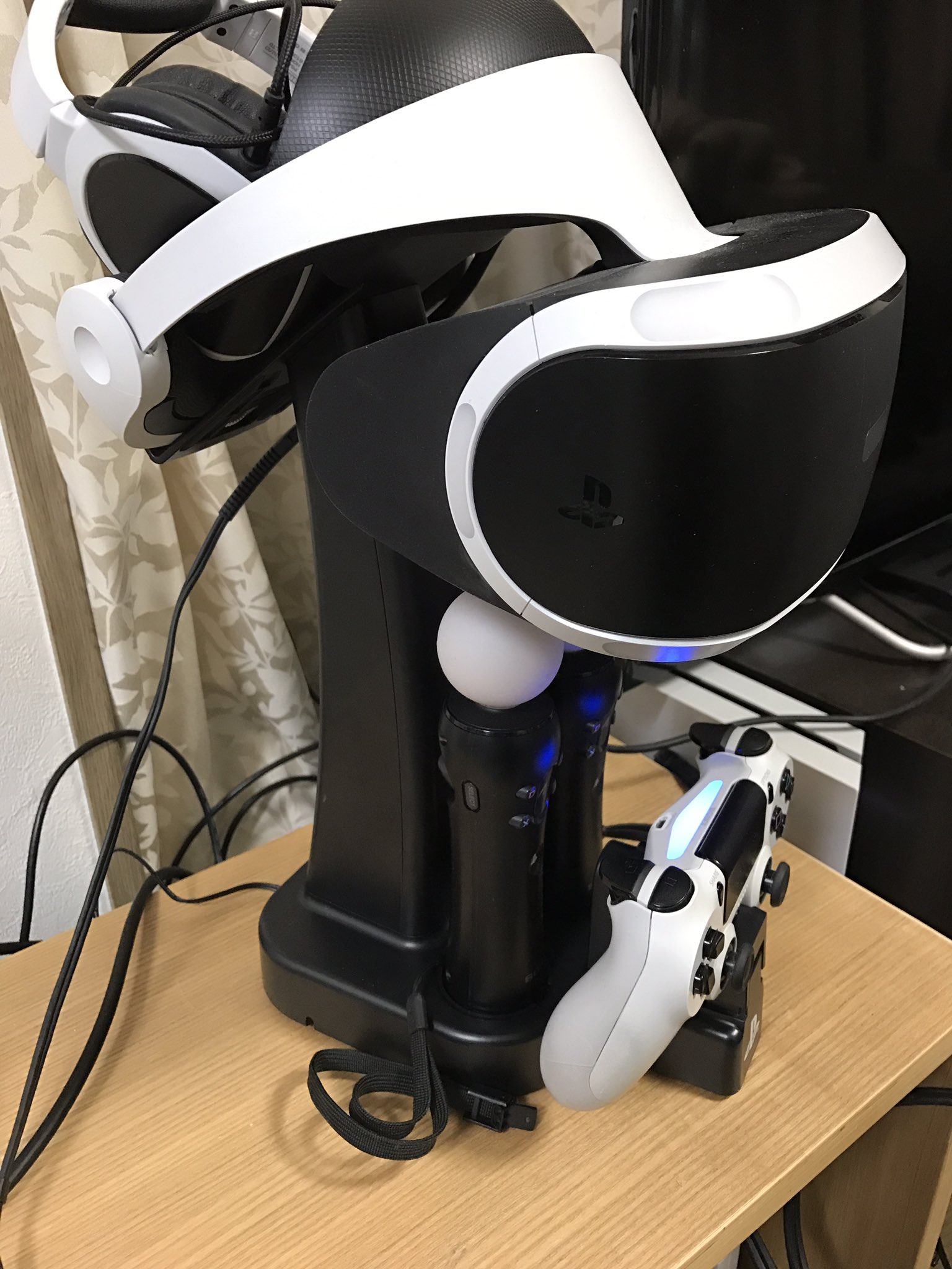 Gzl コイチ ここまで収まりのいいpsvr収納グッズが他にあるのだろうか いや ない 充電できるんだぜ これ T Co E7t1onxn5c Twitter