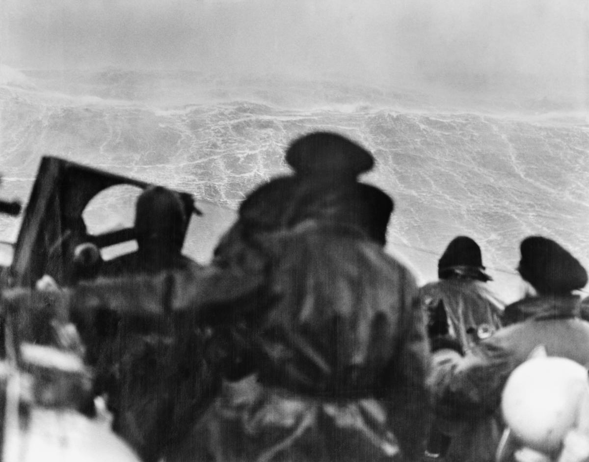 I_W_M's tweet photo. A 50' wave towers above the bridge of HMS Sheffield. This Arctic gale stripped the roof off one of the turrets.
Learn more on #HMSBelfast https://t.co/kZvhW8mEBX