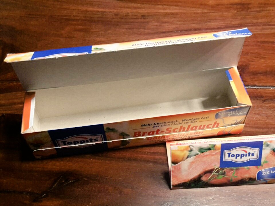 frau_sam's tweet photo. Außen #toppits, innen nix!
Packung aufgerissen, voller Erwartung eines Bratschlauches und nu ist keiner drin! Das ist 'n Scherz, oder? https://t.co/mlIGskTKfI