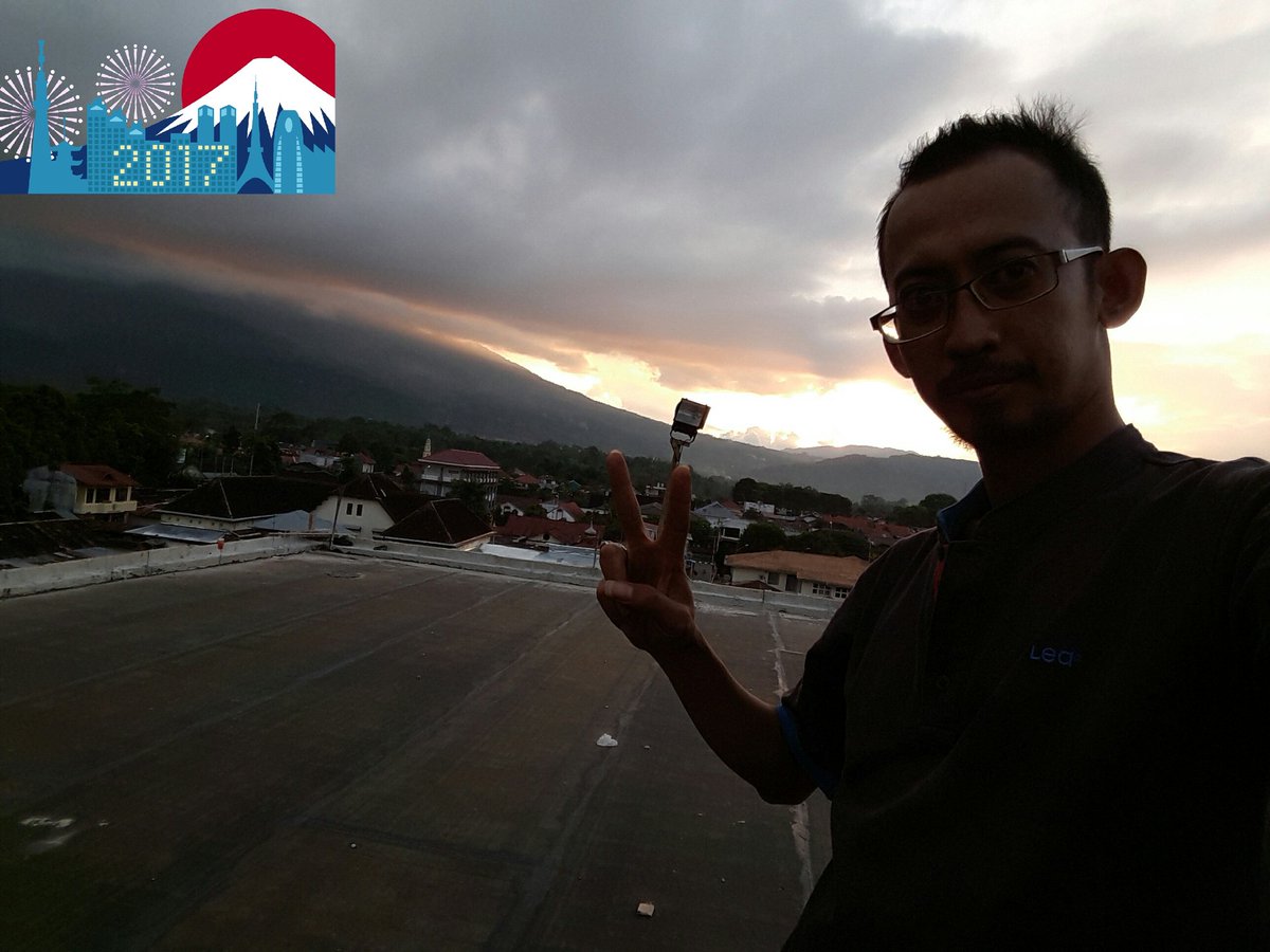 Armantirta's tweet photo. Sunset 31 des 2016 #rssnbukittinggi #singgalangmountain #bukittinggisumbar https://t.co/f7JVXGVgYW