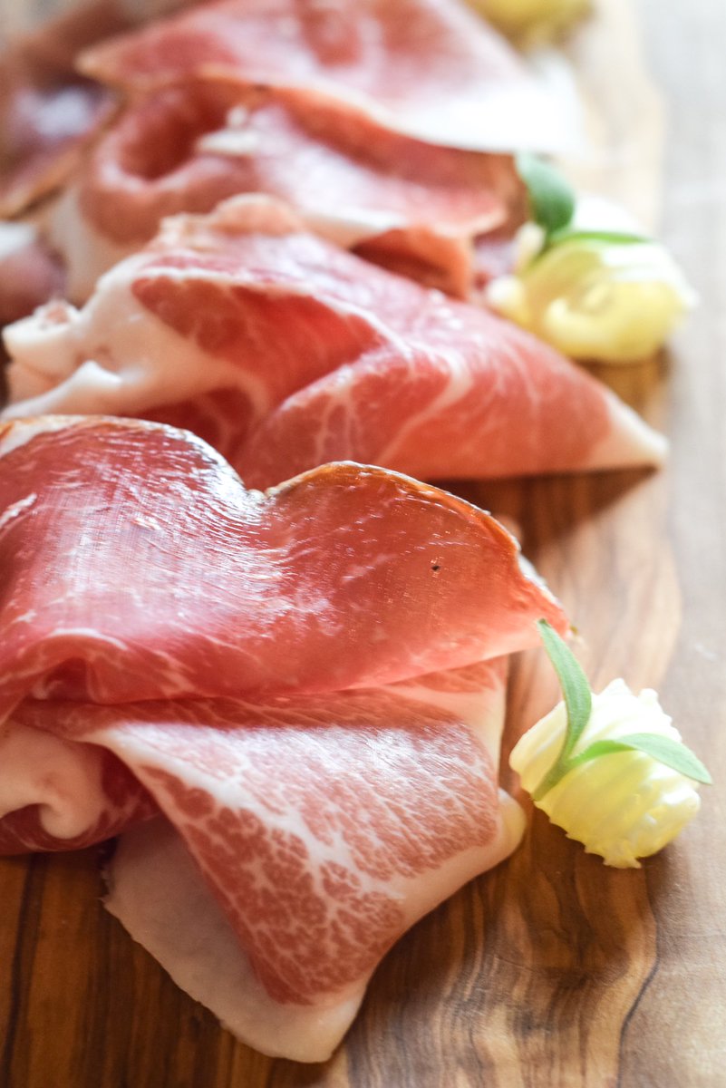 TuscanBistro's tweet photo. #Happy2017! Ecco il #pranzo della settimana: tagliere di Culatello di Zibello DOP servito con burro salato e #vino rosso @Il_Borro Polissena https://t.co/8e1mLklvTK