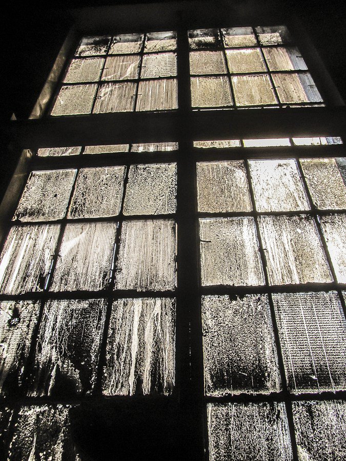 грязные окна во сне. к чему снится мыть окна. немытое окно. грязные окна во сне. грязное окно текстура.