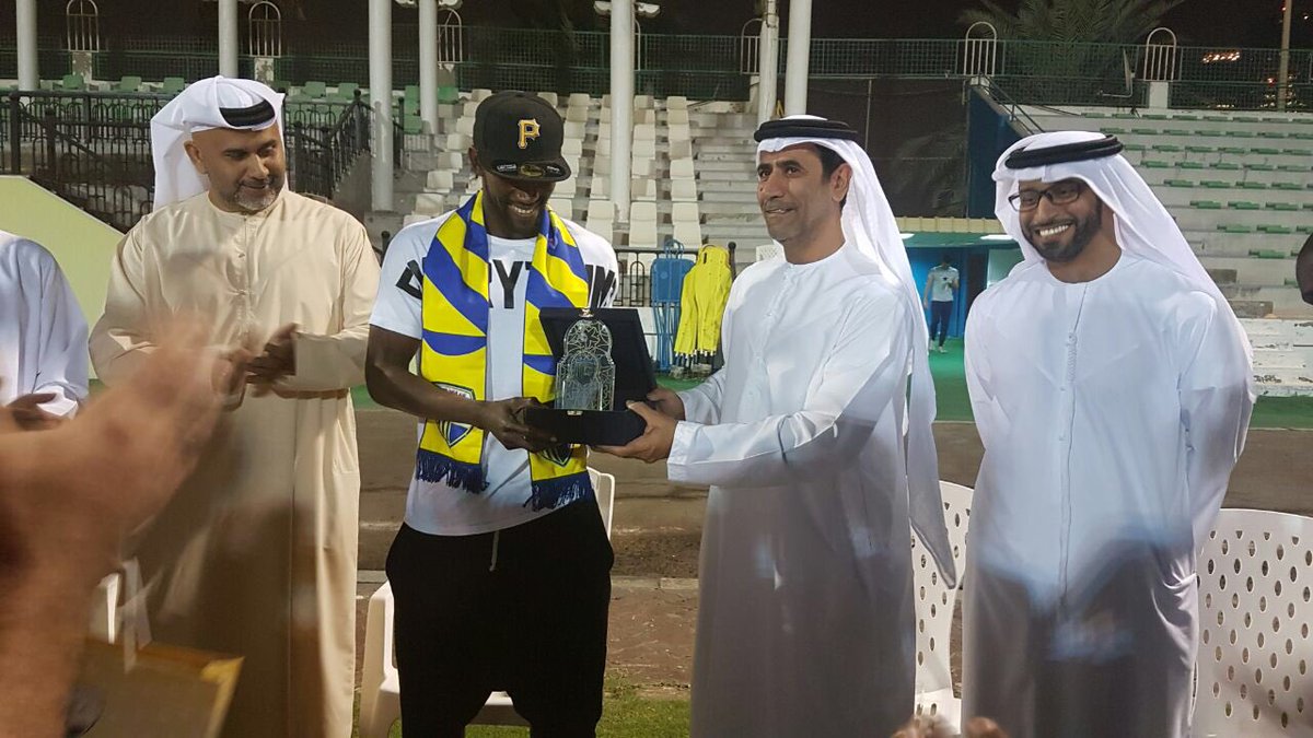 Bin_Gathlan's tweet photo. تم وداع لاعب الفريق السابق #ديوب في حفل مبسط بحضور إدارة النادي والجهاز الفني والإداري واللاعبين.
@DiopPboy99 
 #دوري_الخليج_العربي https://t.co/rOhAAcdSQK