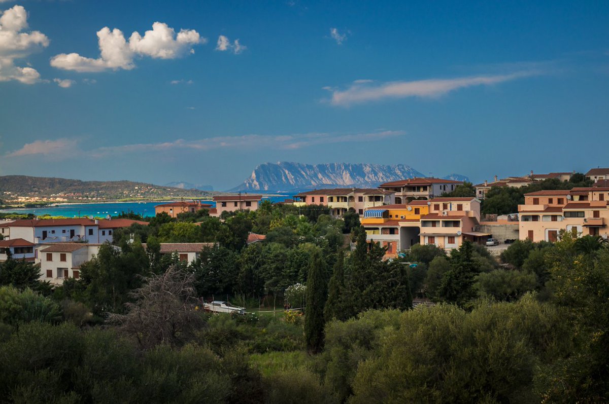 budoniwelcome's tweet photo. Per il 2017 vi auguriamo la luce nelle vostre giornate, per non perdere mai di vista gli orizzonti più ambiziosi #Budoni #Sardegna #buon2017 https://t.co/lGsslgKbJK