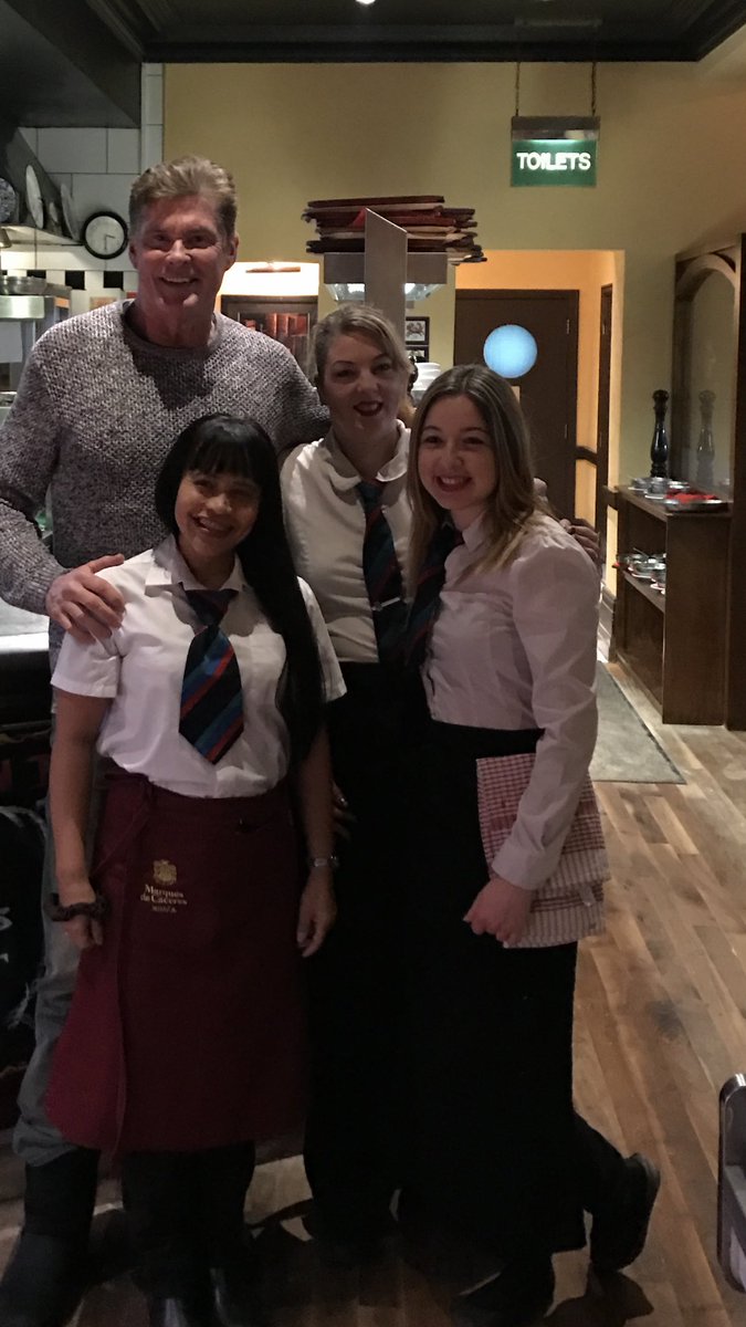 Best meal of 2017 Tiger prawns and Veal chop. El Puerto in Penarth. Took photos with the lovely staff. https://t.co/3R5ayT8Xzu