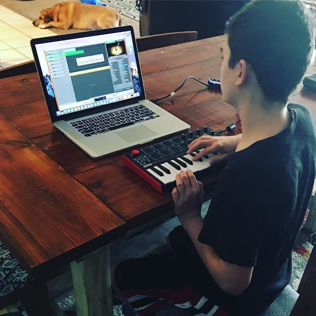 nate_valentin's tweet photo. Don't sleep on Valentin Studios. •
#garageband #logicpro #mpkmini #djAPlus #producerinthem… https://t.co/FG07FE1Dvb https://t.co/vOwwv3fy2d