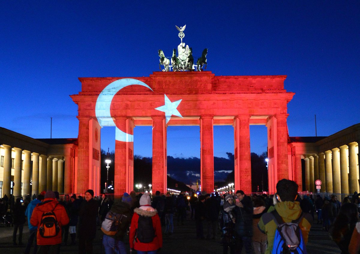 Eine Geste der Solidarität: Das Brandenburger Tor erstrahlt heute Abend in den Farben der Türkei. (Foto: dpa)