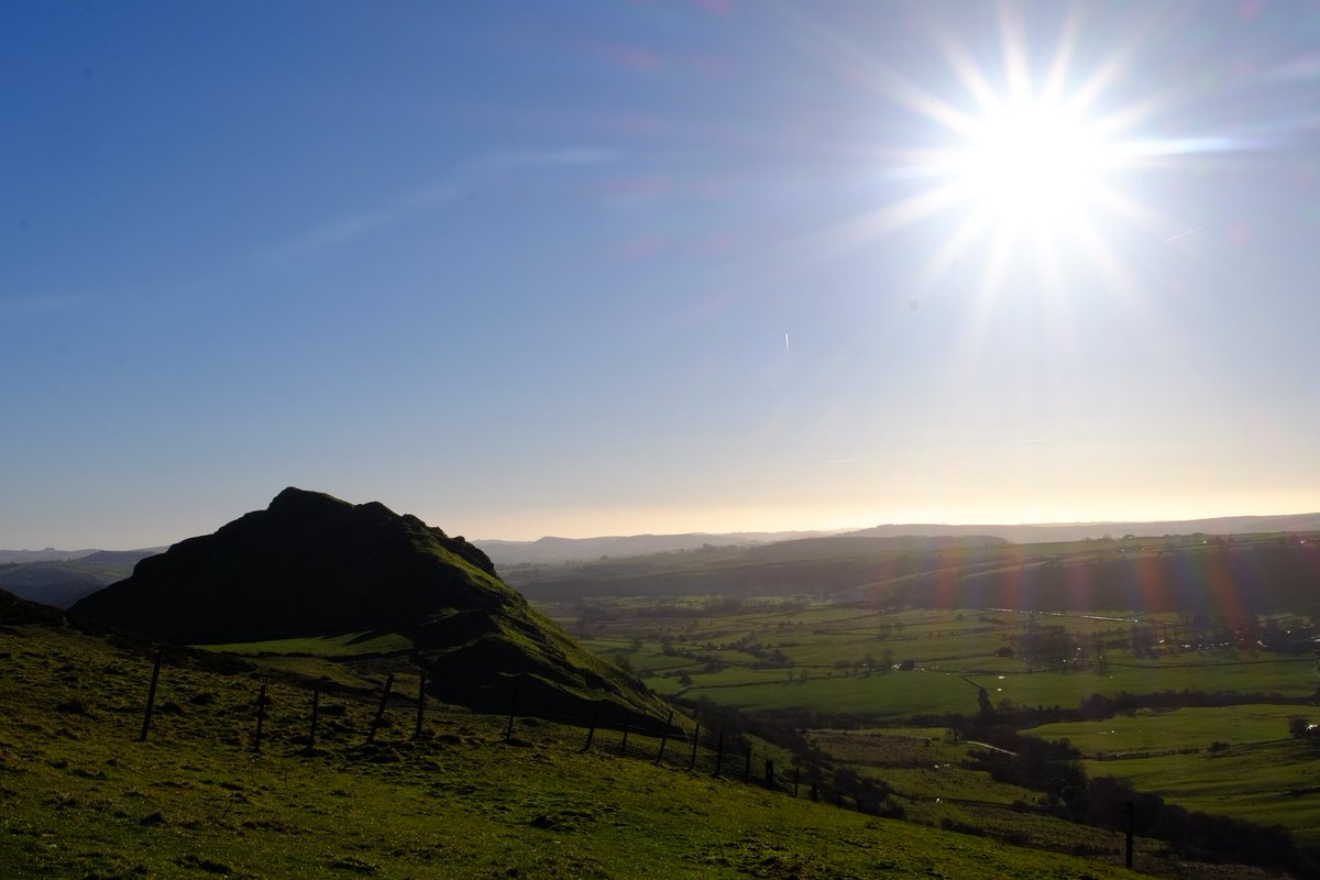 _smidge's tweet photo. Stunning day up Chrome Hill in the Peak District. Added a few more miles to my #2017miles in 2017 challenge! #omgb #peakdistrict https://t.co/sm63TgqnXV