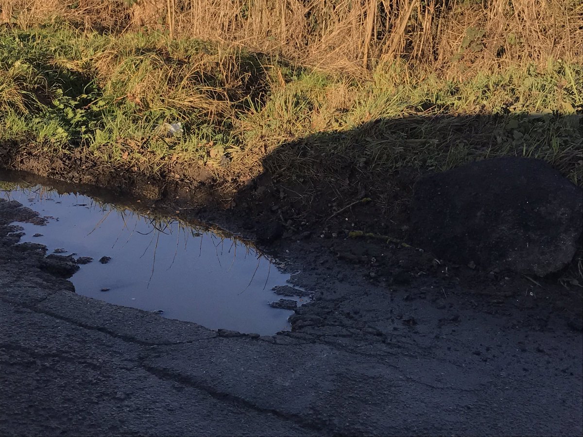 AndyatAuto's tweet image. The roads around Northants @mycountycouncil are in a disgraceful state @HighwaysEngland-look at this apex at a blind left bend #dangerous