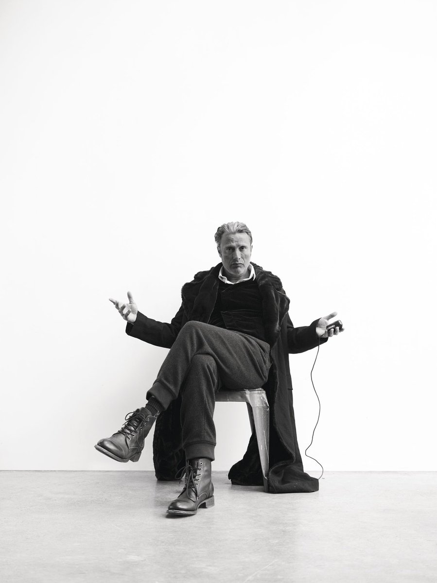 MadsSource's tweet photo. Wishing everyone a Happy New Year ! 🎉 #MadsMikkelsen https://t.co/QwXDPmPXTs