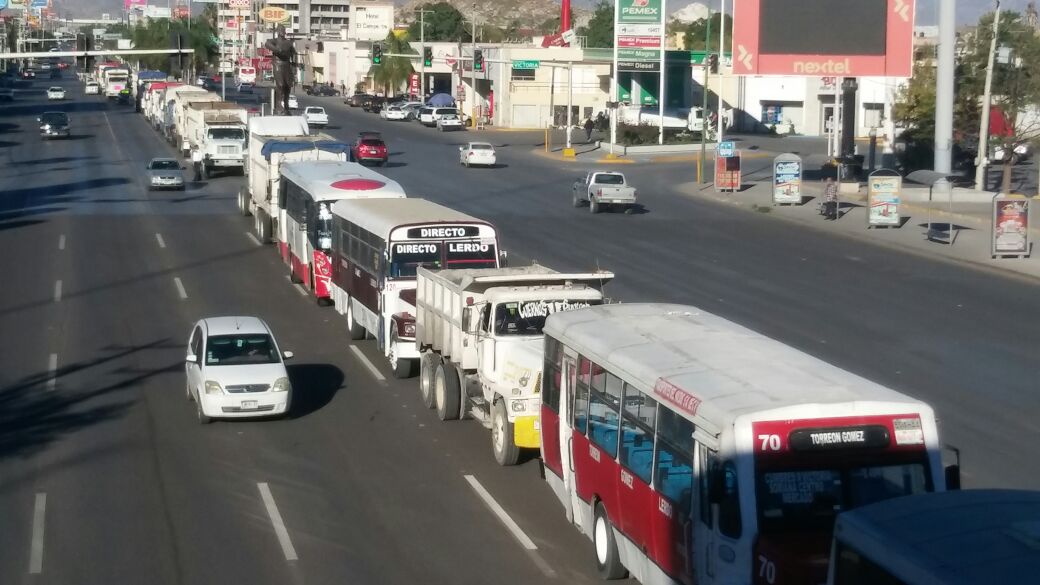 period_victoria's tweet photo. Transportistas protestan en La Laguna por incremento al costo del combustible. https://t.co/ZVcGqrvcvw