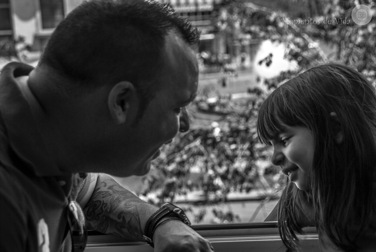 Fotografía a padre e hija, antes de una mascletà. Complicidad y belleza. #fotografía #valencia #fotografíavalencia #fallas