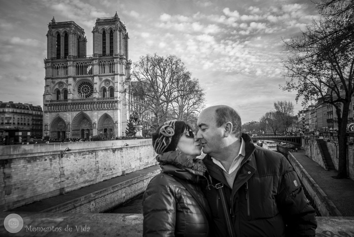 Beso de amor en París, junto a Notre Dame. #fotografía #fotografíavalencia #parís