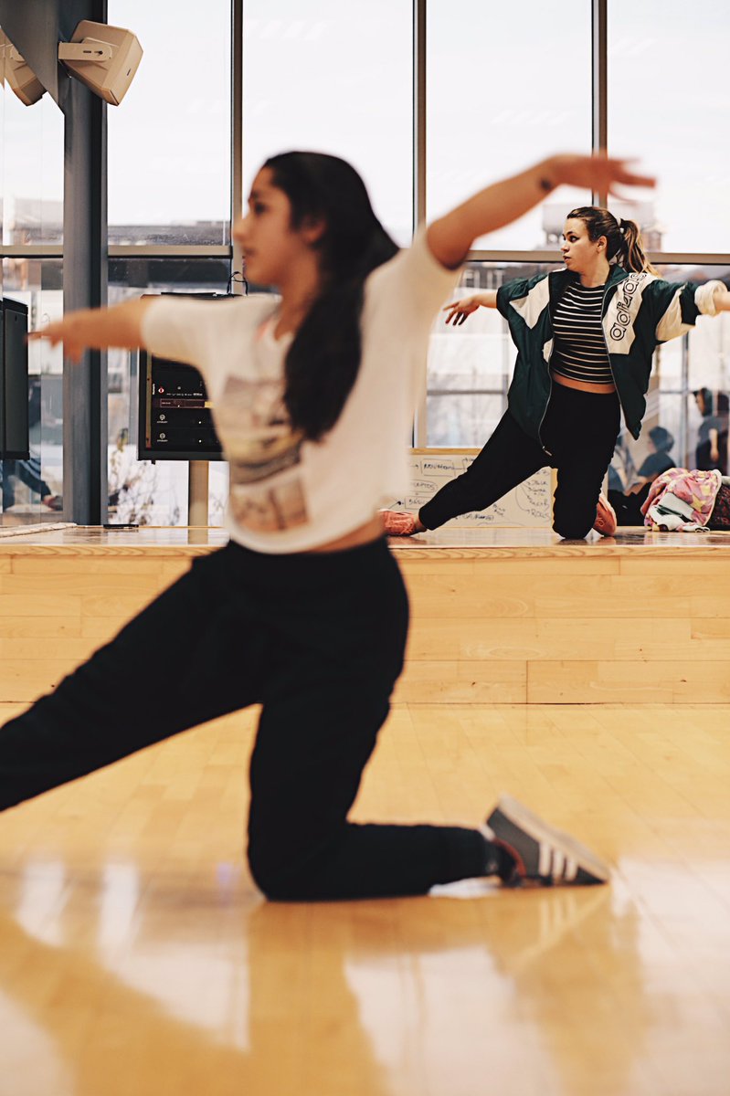 BASMOVE's tweet photo. Myriam y Espe dan su clase del intensivo de forma conjunta con una coreografía que mezcla mucho trabajo de suelo con su sensualidad personal https://t.co/YQ5UceKSGt