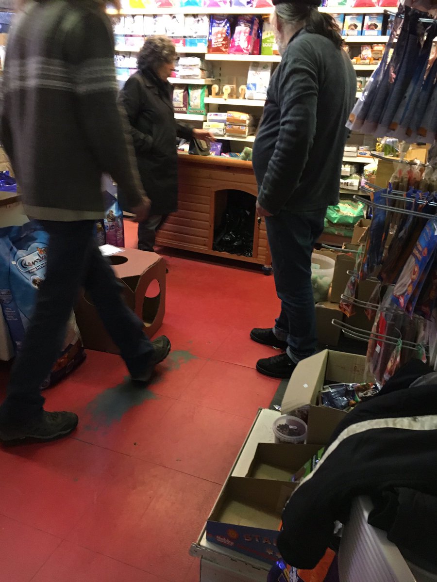canan_uyar's tweet photo. #HannekeGroenteman in de #Ambulia 'Ik kom hier graag'. #schuldig Volgens eigenaar Dennis loopt de winkel momenteel heel goed. @omroephuman https://t.co/2ieCUBRviV
