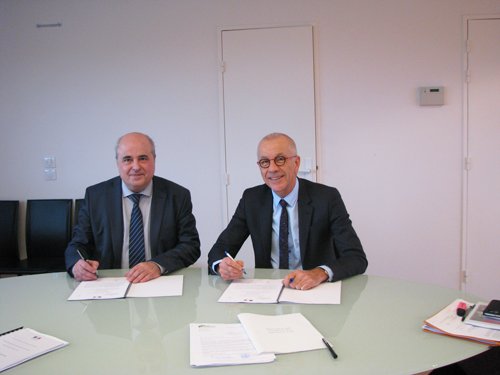 Prefet77's tweet photo. Signature de la fin d’année comptable par Jean-Luc Marx @Prefet77 à la #DDFIP77 avec le Directeur Départemental Denis DAHAN https://t.co/aOLuPm8ECs