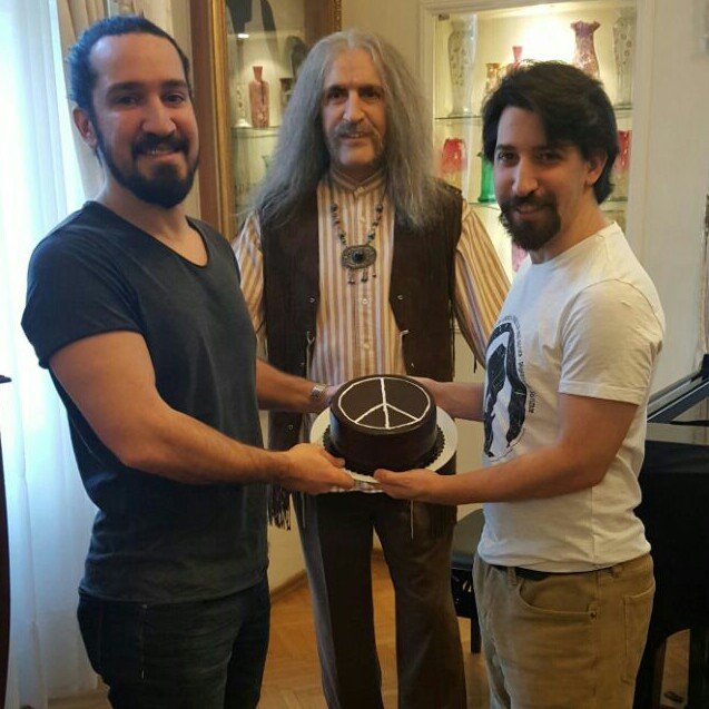 BatikanManco's tweet photo. Babamızın 74. yaşını kutlarken, #HemşerimMemleketNire sözlerini hatırlatmak istedim.
#BarışManço74Yaşında #iyikidoğdunBarışManço #BarışManço https://t.co/6pysMcMCmU