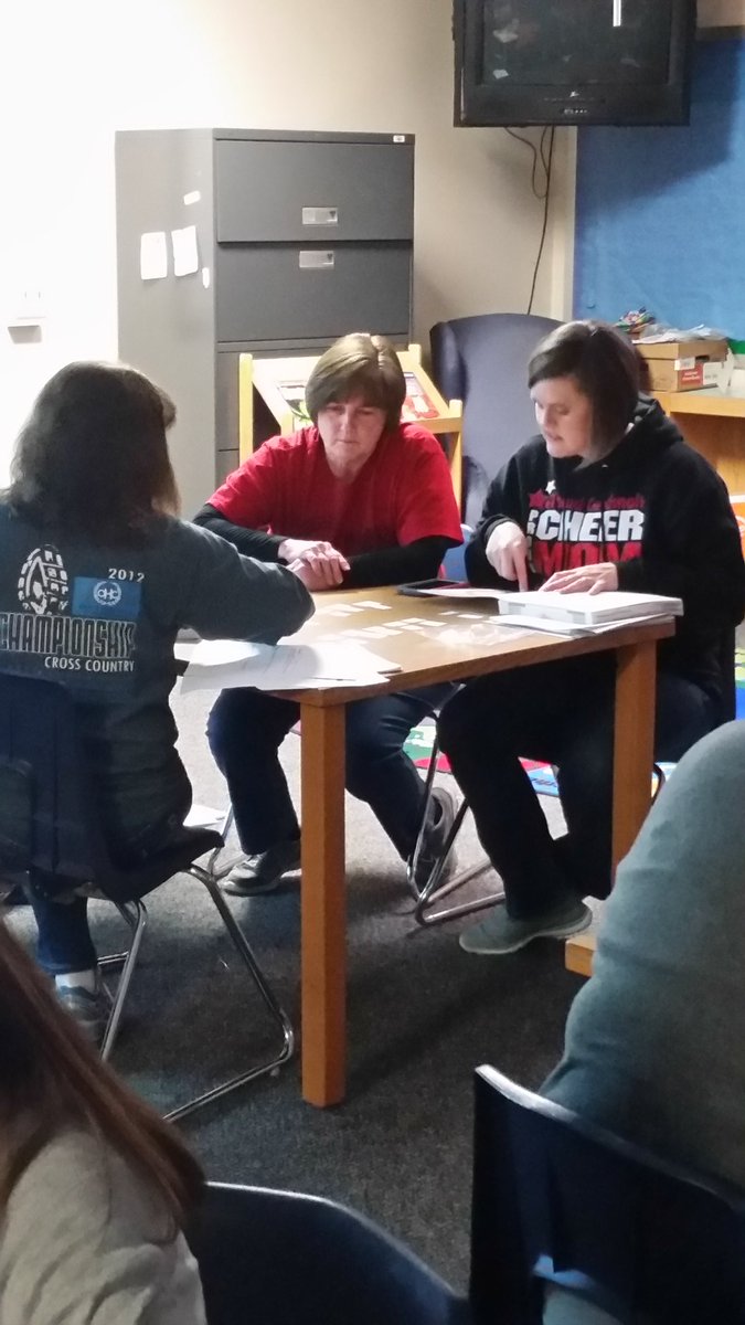 LClaypoolTriad's tweet photo. Elementary teachers working on understanding and using well the strategic processes involved in reading. #TriadPD https://t.co/ppd9HTgjge