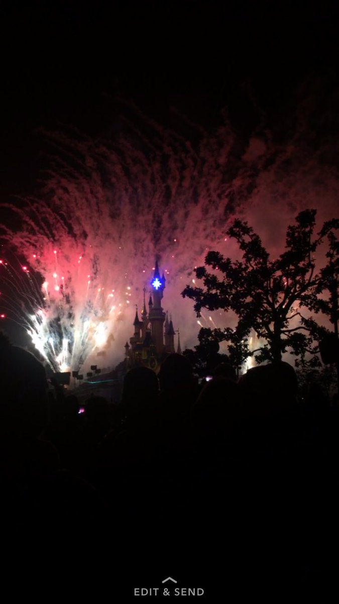 ellieblake_29's tweet photo. Firework display, disney!!!!👭🌏❤️ https://t.co/2Yc804r76B