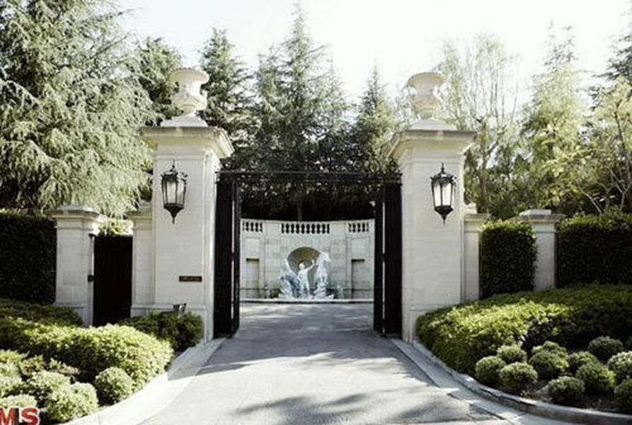 DesignerREstate's tweet image. #Mansion #Monday! Fleur de Lys mansion in #California! Modeled after the Palace of Versailles with 41,000 sqft! Last sold for $102 million!