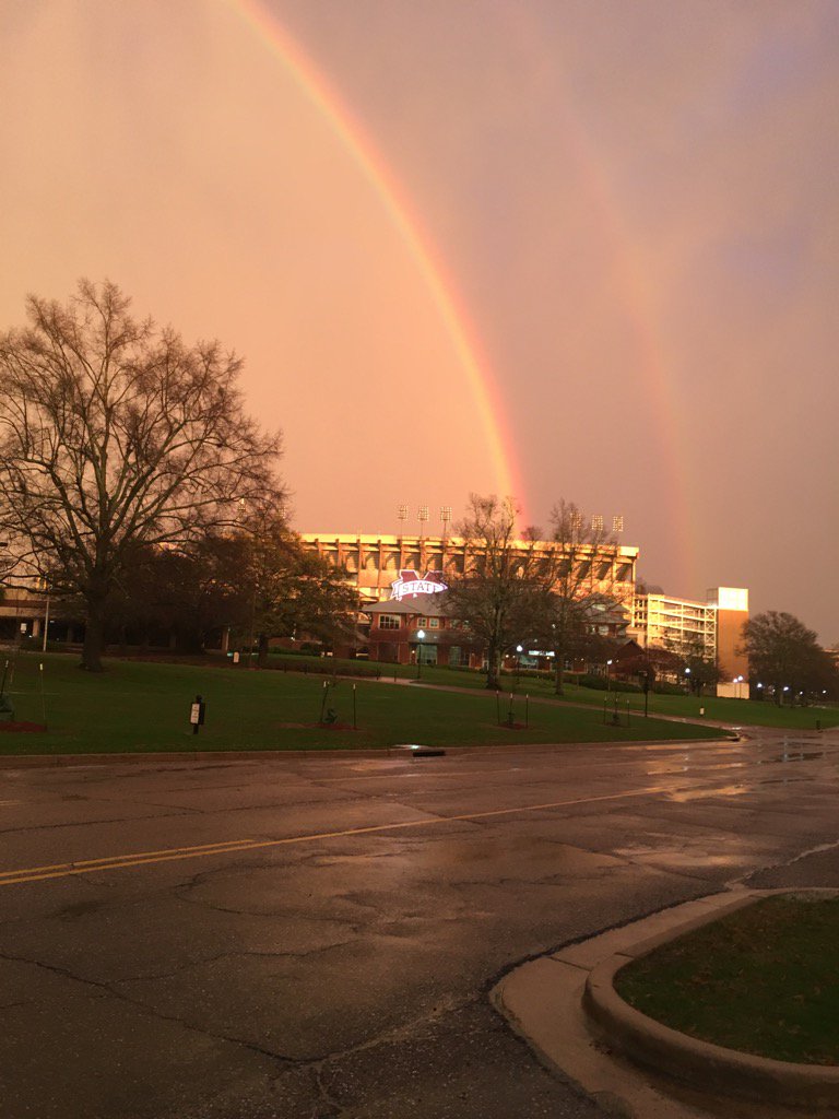 TheLittleDooeys's tweet photo. The First Rainbow of 2017. #hailstate https://t.co/bqy3nDmztZ