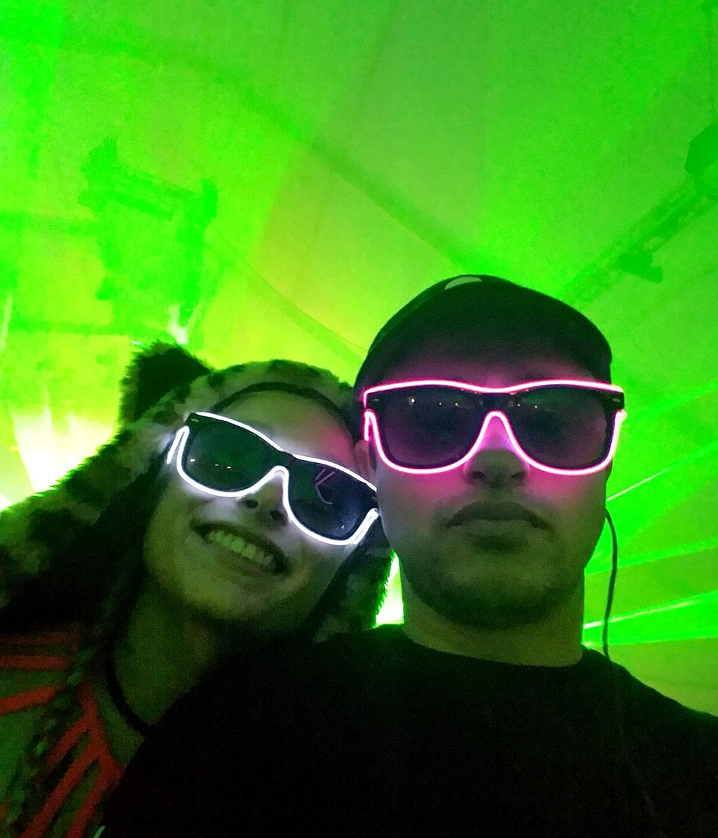 StrongCatMedia's tweet photo. #2017Jerks @smashceeny #countdown2017 #NYE #NOScenter #LightUpGlasses #ILostMine #BecauseIWasHigh #lol #enjoy https://t.co/84LLSA4zK2